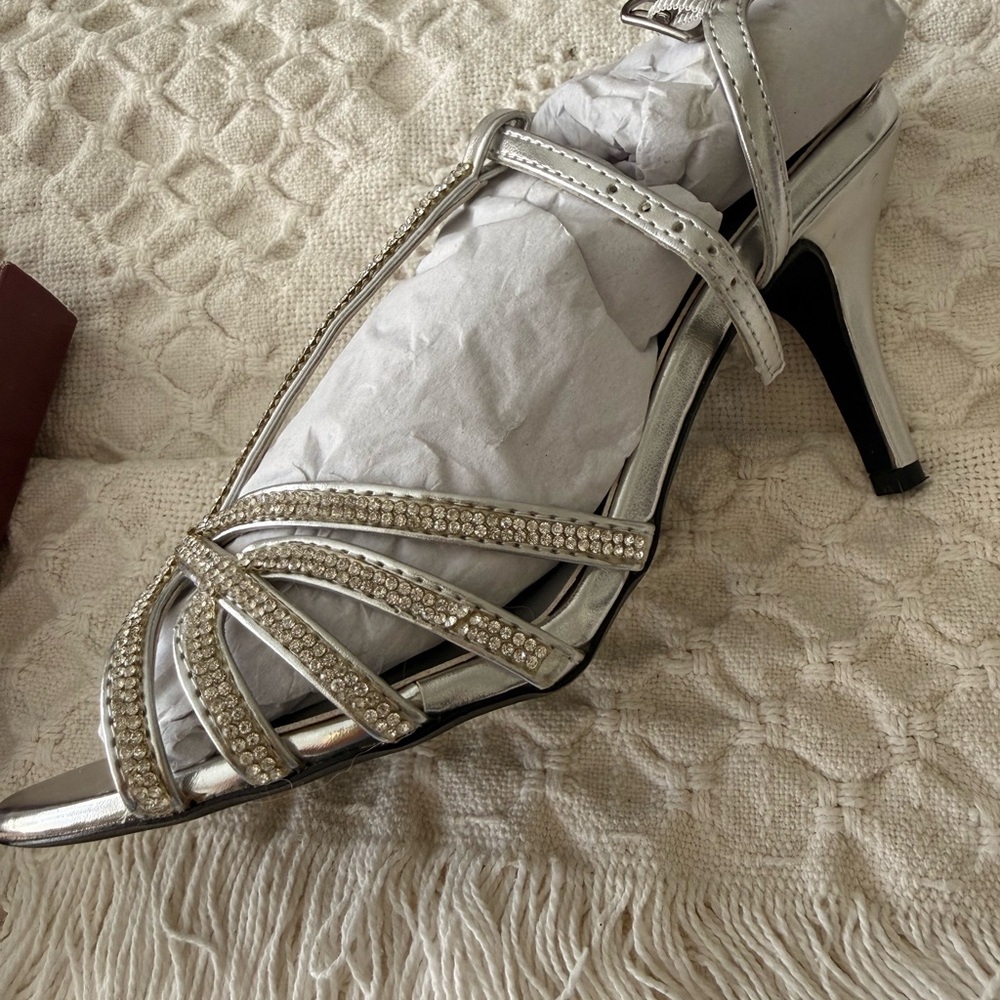 NWT Elegant Silver Evening Strappy Heels
